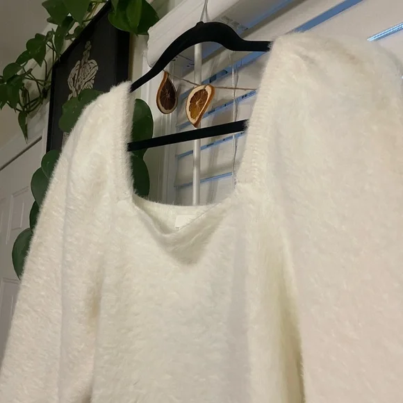 H&M fuzzy white sweater - Picture 4 of 5